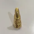 Gedetailleerde close-up van de overdreven gouden venom metalen nagelring met uniek design. - Goud Stijl C