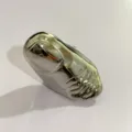 Close-up van een unieke vloeibare metalen ring, avant-garde punk vingerpantser detailweergave. - Zilver Stijl F