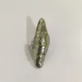 Gedetailleerd overzicht van de onregelmatige metaal gif ring, uniek vinger sieraad. - Zilver D
