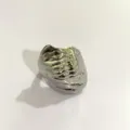Detailopname van de opvallende onregelmatige vloeibare metalen ring met unieke textuur. - Zilver Stijl B