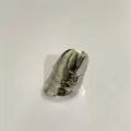 Detailopname van een edgy vloeibaar metaal onregelmatige vingerring, unieke venom stijl accessoire. - Zilver Stijl A