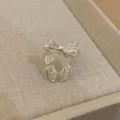 Zilveren holle strik ring in Koreaanse stijl, modieuze unieke vingerring voor dames. - Grote Strik (3611) / Mat Zilver