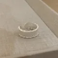 Zilverkleurige open ring in Koreaanse stijl met delicate rand en glanzende kristallen. - Brede Stijl (3594) / Mat Zilver