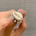 Vue détaillée de la bague coquillage et perles faite main, texture style océan unique. - Style Perle Conque (R1046-A)