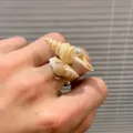 Bague coquillage de mer naturelle style océan faite à main avec perle pour vacances élégantes. - Style Perle Coquillage Enveloppé (R1045-D)