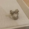 Koreaanse stijl mode strik ring, opengewerkt elegant ontwerp, uniek artistiek vingersieraad. - Grote Strik (3611) / Koffiegoud