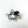 Close-up detail van de zwarte panter en witte bloem emaille ring, luxe sieraden. - Zwart Wit Emaille Bloem Panter Open Ring (C-3251)