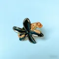Detailweergave van de brede emaillen bloem luipaard ring, artistieke open vingerring. - 3D Luipaard Zwarte Bloem Open Ring (B-3252)