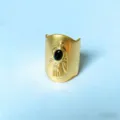 Detailopname van brede gouden statement ring met gegraveerd handontwerp en zwarte steen. - Matgoud Reliëf Palm Zwarte Edelsteen Ring (亚金色-3255)