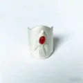 Gedetailleerd uitzicht van een brede zilveren open ring met artistiek palmmotief en rode steen. - Matzilver Reliëf Palm Rode Edelsteen Ring (亚银色-3255)
