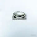 Close-upweergave van de unieke geometrische zilveren ring met sprankelende strass-kristaldetails. - Zilver Brede Gelaagde Strass Bandring (银色带钻（R1083B）)