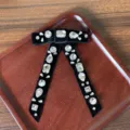 Détail de broche nœud en velours noir et strass cristal, accessoire élégant pour chemises pulls. - Nœud en Velours Noir Long / Noir