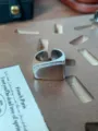 Detail van de brede open metalen ring met een schitterende zirkonarij en een gladde afwerking. - Zilver Glad Micro-ingelegd Brede Stijl (108-2#) / Zilveren Brede Band (108-2#)