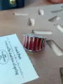 Primo piano di anello aperto largo in metallo e smalto rosso dal design unico e chic. - Rosso Vino (1555)