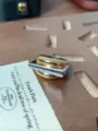 Primo piano dettagliato di un anello largo in metallo bicolore multistrato con dettagli oro e argento. - Bicolore Oro e Argento (R-1083)