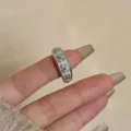 Primo piano dettaglio anello croce argento smalto bianco, foto dettaglio stile hip hop. - Stile 3 (2787) / Bianco