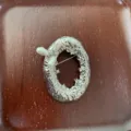 Gedetailleerde close-up van de metalen zoetwaterparel letter broche met unieke gehamerde textuur. - Letter Stijl / Zilver