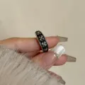 Primo piano dell'anello smaltato con croce gotica che mostra dettagli floreali in argento. - Stile 3 (2787) / Nero