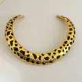 Chique gouden statement choker halsketting met zwarte geometrische print, trendy mode sieraden. - Halsketting (3240) / Zwart