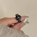 Close-up van gotische kruis emaille ring, verstelbare zilveren band met glanzende steen. - Stijl 1 (2785) / Zwart