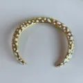 Vergulde open choker halsketting met abstracte witte emaille inlegdetails, detailweergave. - Halsketting (3232) / Wit