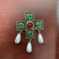 Vintage barok kruis broche met antieke metalen afwerking, kleurrijke stenen en parels. - Edelsteen Kruis Kwastje (B)