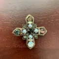 Vintage kruis broche met kleurrijke strass stenen en parels antiek goud metalen sieraad - Strass Kruis (C)