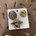 Vintage retro goudkleurige broche set met leeuwenkop, bij en muntreliëf ontwerpen. - Leeuw Bij Munt Combinatie (E)