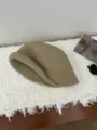 Dettaglio in primo piano dell'accogliente cappello da pescatore in lana lavorata maglia. - Kaki