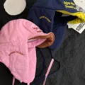 Gesteppte Trapper Mütze mit Ohrenklappen und stilvoller Stickerei für warme Wintermode. - Marineblau