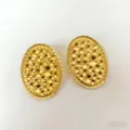 Boucles d'oreilles ovales dorées tendance au design texturé unique pour femmes élégantes. - Style Texture Martelée Ovale (3198) / Or