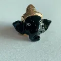 Gedetailleerd overzicht van unieke zwarte emaille olifant ring met gouden kroon. - Indische Olifant (Zwart)