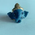Detailopname van de blauwe geëmailleerde Ganesha olifant ring met gouden kroon, uniek sieradenstuk. - Indische Olifant (Nevelblauw)