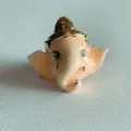 Gedetailleerd overzicht van een unieke emaille Ganesha olifant ring met gouden kroon voor dames. - Indische Olifant (Beige)