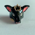 Primo piano di un anello di animale in smalto nero con corona dorata, elegante e unico. - Testa di Maiale (Nero)
