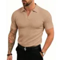 Primer plano detallado de un polo para hombre de punto acanalado caqui con cuello en V. - Caqui