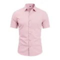Detailansicht des klassischen rosa Herren Kurzarm Business Freizeit Hemdes und Knöpfe. - S / Rosa