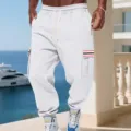 Detailansicht weißer Herren-Cargohose mit Seitentaschen und lässigem Streetwear-Stil. - S / Unterteile / Weiß