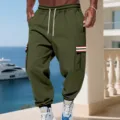 Vista dettagliata dei pantaloni cargo casual da uomo in verde scuro con fodera e tasche. - Verde militare