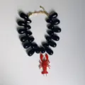 Collier ras de cou style vacances femme pendentif homard rouge et perles noires statement - Écrevisse noire