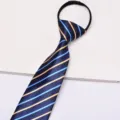 Cravate zippée classique bleu marine à rayures diagonales jaunes et bleu clair pour hommes. - Style Imprimé à Fermeture Éclair 01