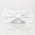 Detail de noeud papillon blanc, texture de tissu elegante, accessoire de costume mariage zoom - Blanc Lisse Classique