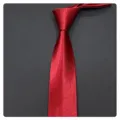 Gros plan détaillé d'une cravate d'affaires classique pour hommes rouge vin unie. - 145cm Longueur / Cravates à nouer soi-même 8 cm bordeaux uni lisse