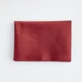 Gros plan sur le tissu rouge fonce uni du foulard uniforme JK avec des coutures propres. - Bordeaux
