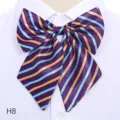 Vue detaillee de noeud papillon raye professionnel, tour de cou elegant pour chemise de travail. - Style 11 (Rayures Violet, Jaune et Bleu)