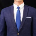 Nahaufnahme des formellen Herren-Business-Sakkos mit weißem Hemd und blauer Krawatte. - Stil 033