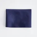 Detailansicht des dunkelblauen Matrosenuniform-Dreiecktuch-Stoffes mit sauberen Nähten. - Marineblau