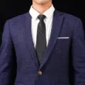 Vue detaillee de costume d'affaire pour homme bleu fonce texture avec cravate elegante. - Style 005