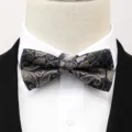 Nœud papillon bleu marine motif cachemire élégant accessoire formel costume mariage détail - Élégant Gris Paisley Nœud Papillon