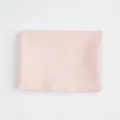 Detailansicht des rosa JK Uniform Dreieckschals, glatte Stofftextur und saubere Nähte. - Zimtrosa